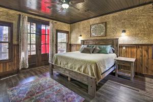 Stylish Broken Bow Cabin with Hot Tub and Fire Pit!