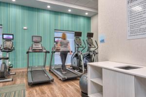 Holiday Inn Express & Suites Lincoln Airport by IHG