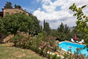  Chianni Apartment Sleeps 6, Pension in Chianni