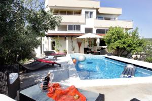 Okrug Gornji / Liveli Town House Sleeps 12 with Pool Air Con and WiFi