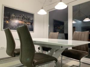 GREEN APARTMENT BY ALEX RAFAEL