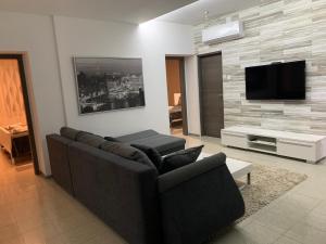 GREEN APARTMENT BY ALEX RAFAEL