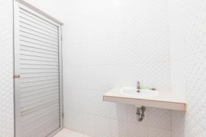 RedDoorz near Universitas Esa Unggul Bekasi Harapan Indah