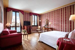 Exclusive Junior Suite Grand Canal View room in Sina Palazzo Sant'Angelo