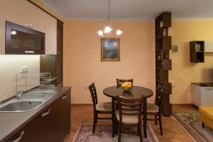 The Central Viewer - 2BR APART