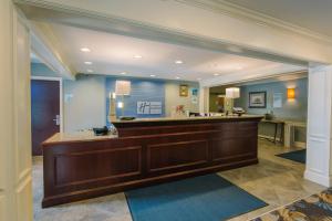 Holiday Inn Express and Suites Merrimack - Nashua by IHG