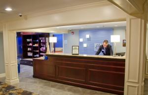 Holiday Inn Express and Suites Merrimack - Nashua by IHG