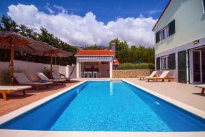 Ferienhaus Pula Villa Sleeps 10 with Pool Air Con and WiFi Duće Kroatien