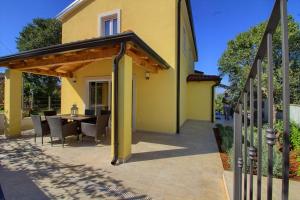 Complex of 2 villas Mugeba III with 2 private pools for up to 16 persons in Porec near the Aquapark