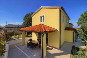 Complex of 2 villas Mugeba III with 2 private pools for up to 16 persons in Porec near the Aquapark 