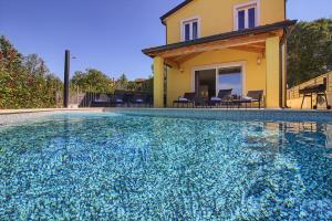 Complex of 2 villas Mugeba III with 2 private pools for up to 16 persons in Porec near the Aquapark