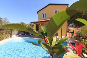 Complex of 2 villas Mugeba III with 2 private pools for up to 16 persons in Porec near the Aquapark 