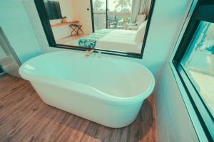 Phòng Deluxe hướng biển giường đôi (Deluxe Double Room with Sea View)