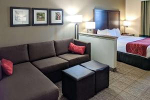 King Suite - Accessible/Non-Smoking room in Comfort Inn Marrero-New Orleans West