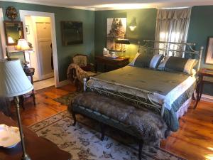 Deluxe Suite room in Silvershell Inn