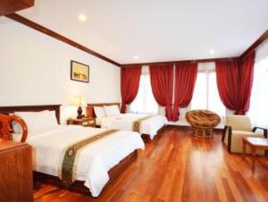 The Suite By Royal Crown Hotel