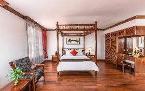 The Suite By Royal Crown Hotel