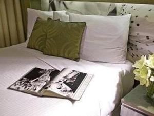 Room #5586121 room in Shoreham Hotel