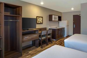 Queen Room with Tub - Disability Access/Non-Smoking room in WoodSpring Suites Baltimore White Marsh - Nottingham