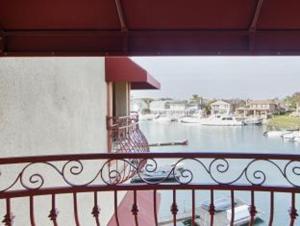 Best Western Harbour Inn & Suites Huntington - Sunset Beach