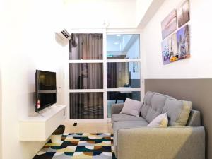 REVO at AURORA PLACE, Pavilion 2, 5 Minutes To AXIATA ARENA BUKIT JALIL FREE WIFI by De Harlequins Guesthouse