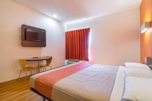 King Room - Non-Smoking room in Motel 6 Dallas – Irving DFW Airport South