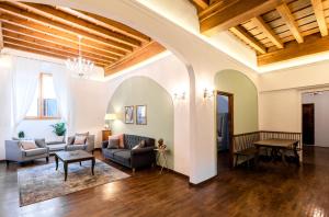 Historic center Palace - Huge 4 bedrooms Santa Croce apartment - By LikeHomeFlorence
