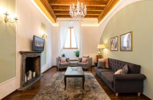 Historic center Palace - Huge 4 bedrooms Santa Croce apartment - By LikeHomeFlorence