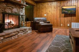 Three-Bedroom House room in New Listing! Exquisite Country Hideaway With Pool Home