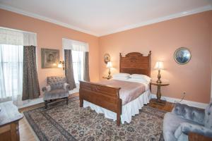 Queen Room (Portrait) room in Looking Glass Inn