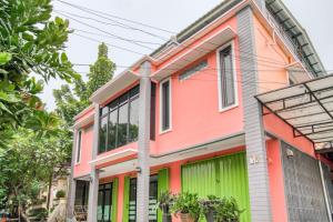 RedDoorz near Taman Mini Jakarta