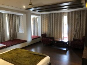 Hotel Rani Palace at Lake Fatehsagar