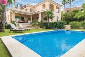 Vasaras māja San Roque Club Villa Sleeps 6 with Pool Air Con and WiFi Guadiaro Spānija