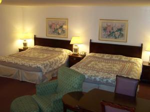 Double King Suite with a Sofa Bed room in Golden Knight Inn and Suites