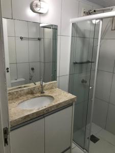 Ótimo Apto 2 quartos, Av. Brasil, de frente, quadra mar.