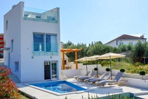 Okrug Gornji Villa Sleeps 8 with Pool Air Con and WiFi