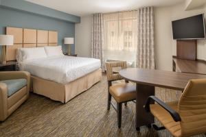 Studio with One Queen Bed room in Candlewood Suites Vancouver/Camas an IHG Hotel
