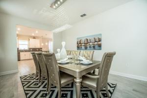 Six-Bedroom House room in Modern Luxurious Villa with Free Resort Amenities villa