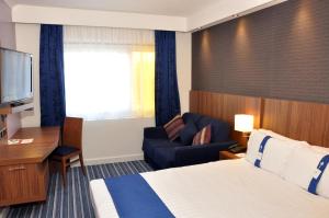 Double Room with Free Hot Breakfast - Accessible room in Holiday Inn Express Chester Racecourse an IHG Hotel