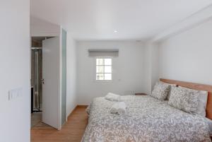 Alfama River View Top