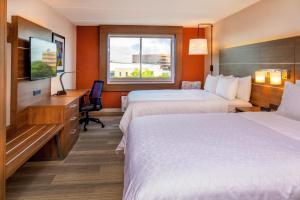Queen Room, Two Queen Beds, Mini Fridge, Microwave room in Holiday Inn Express Chesapeake - Norfolk an IHG Hotel