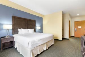 King Room - Mobility Access/Non-Smoking room in Days Inn by Wyndham Ellensburg Conference Center