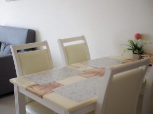 Flame Tree Residence by Patcha