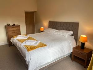 Regent Retreat, Llangollen - 8 bedrooms, 7 bathrooms, games rooms, Sky TV, parking