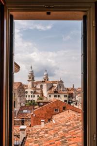 Carmini Canal View & Lift by LionHost