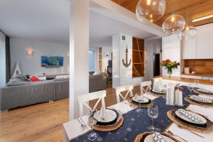 Three-Bedroom Apartment room in Apartamenty Paliki