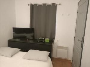 Appartements Charmant T2 climatise avec belle vue , Golf de Pont-Royal : photos des chambres