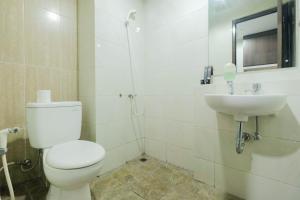 Simply Furnished Studio Grand Dhika City Apartment By Travelio