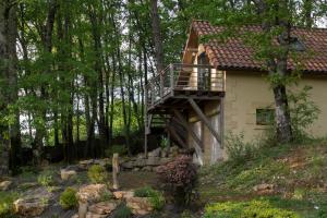 Maisons de vacances Studio cosy perche dans les arbres au coeur du Perigord proche Sarlat : photos des chambres