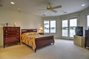 Elegant Riverfront Home w Expansive Views